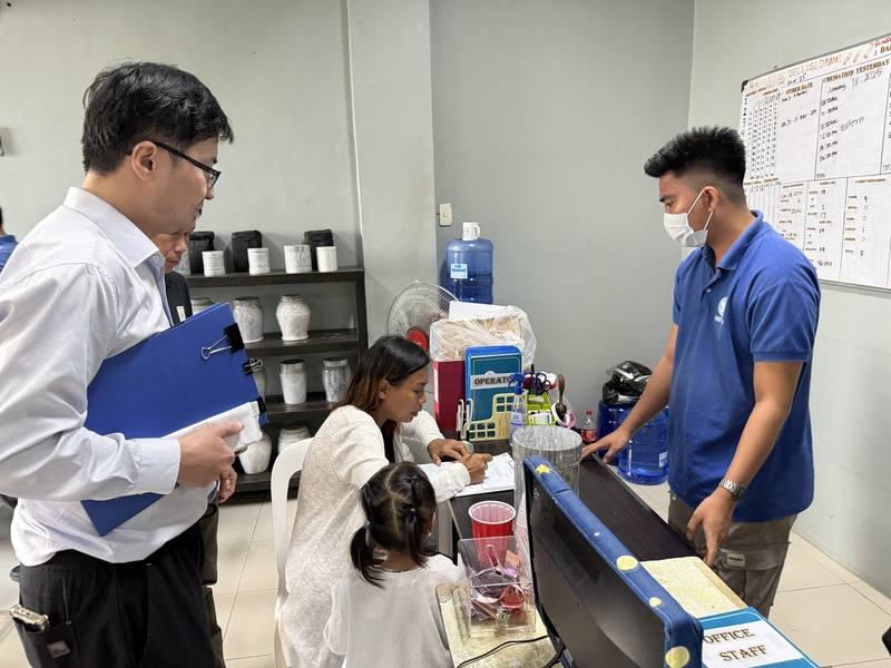 一名台灣林姓男子因病客死菲律賓，一度無法安葬，在駐菲代表處與台僑社會伸援下，19日得以火化，走完人生最後一程。圖為代表處人員（左）陪同林男家屬到火葬場辦理火化手續