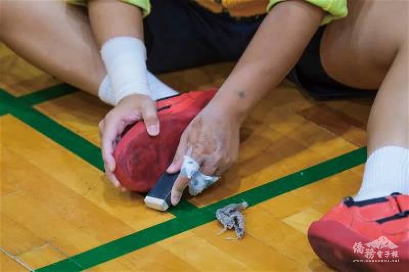 將拔河鞋底磨平，以提供穩定摩擦力。