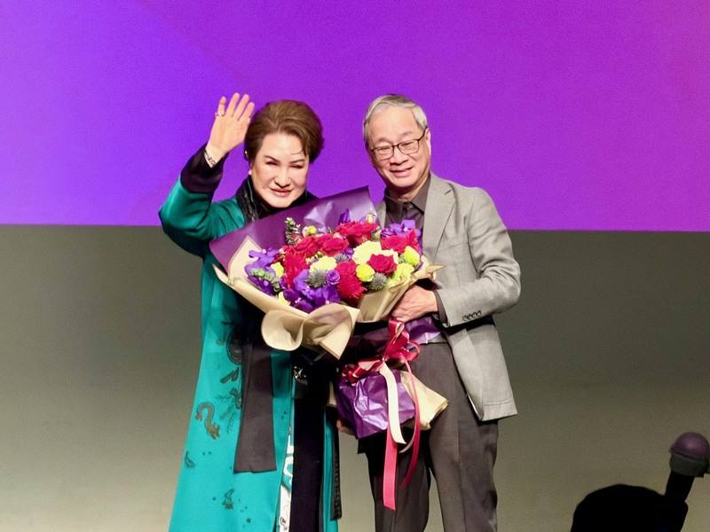 「世紀初戀．楊麗花」歌仔戲特展由國立傳統藝術中心主辦，傳藝中心19日舉行展覽見面會，文化部長李遠（右）出席，與歌仔戲演員楊麗花（左）合影