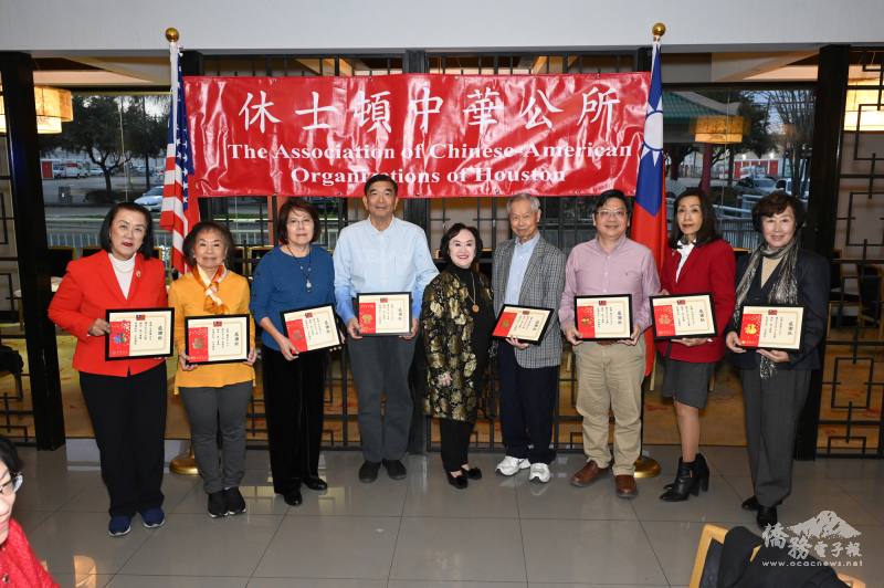 卸任主席葉林素芳(左五)與工作團隊合影