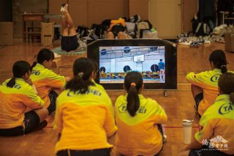 隊員們會錄下練習的影像，一起討論，如何讓團隊更好。