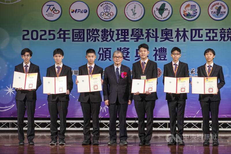 教育部21日上午在台灣師範大學舉辦「2025年國際數理學科奧林匹亞競賽頒獎典禮」，教育部長鄭英耀（左4）出席，頒發獎狀給國際國中科學奧林匹亞競賽得獎同學