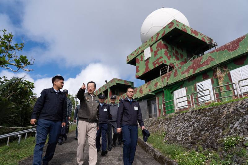 國防部長顧立雄（前中）20日赴綠島營區，了解空軍氣象聯隊綠島分隊戰備整備狀況。（國防部提供）