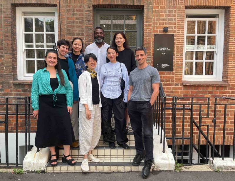 2025年臺灣藝術家呂岱如（前排左2）獲選參與戴芬娜基金會駐村計畫（文化部駐英國代表處文化組提供）