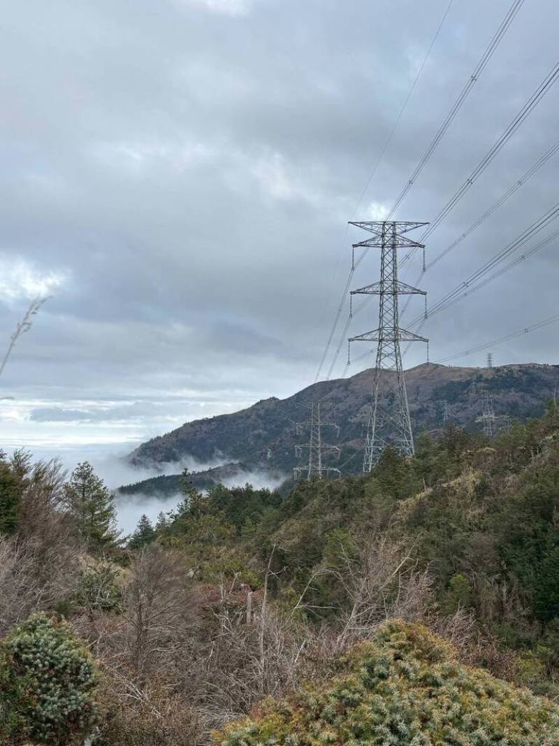 目前花蓮地區供電以橫貫中央山脈的「新東西線」高壓輸電線路為主，若能推動「蘇花安」電網共構，將提升花東電網韌性。圖為新東西線。（台電提供）