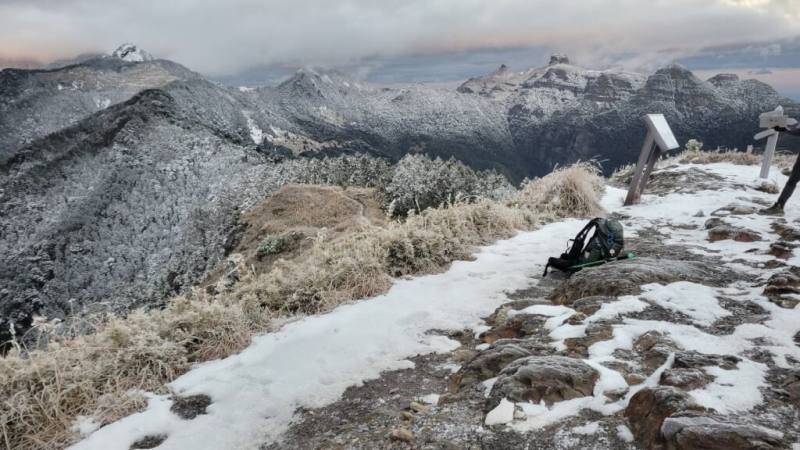 圖為去年12月28日桃山主峰雪況。（雪管處提供）