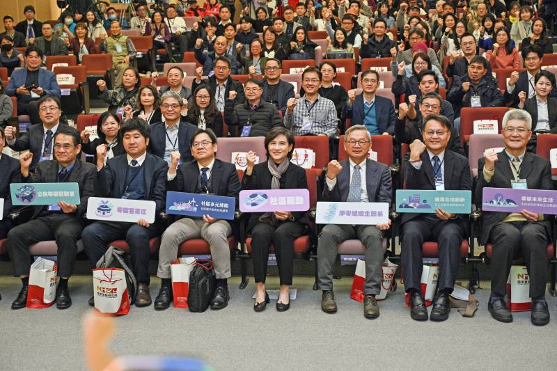 行政院副院長鄭麗君今（21）日出席「公民社會的淨零沙盒實驗—社區到政策的雙螺旋」聯合成果交流會