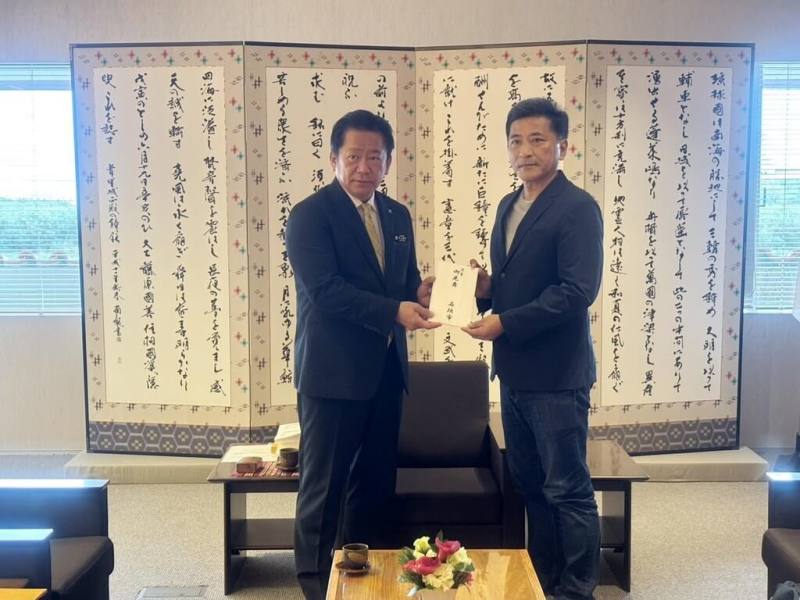 宜蘭縣蘇澳鎮114年11月遭逢重大水患。與蘇澳鎮締結為姊妹城鎮的日本沖繩縣石垣市發動募款，日前經由石垣市長中山義隆（左）轉交給蘇澳鎮長李明哲（右），將運用於災後復原相關工作。（蘇澳鎮公所提供）