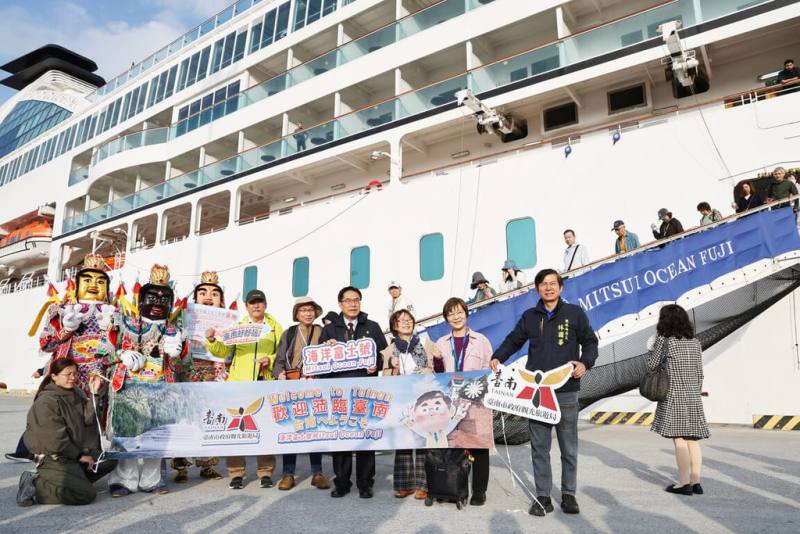 國際觀光郵輪「海洋富士號」21日上午首度停泊台南市安平商港，市長黃偉哲（前右4）到場迎賓送禮。（台南市政府提供）