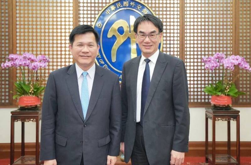 外交部長林佳龍與數位發展部長林宜敬於20日在外交部召開雙部長會議，將聯袂以AI及數位實力推動「總合外交」。（外交部提供）