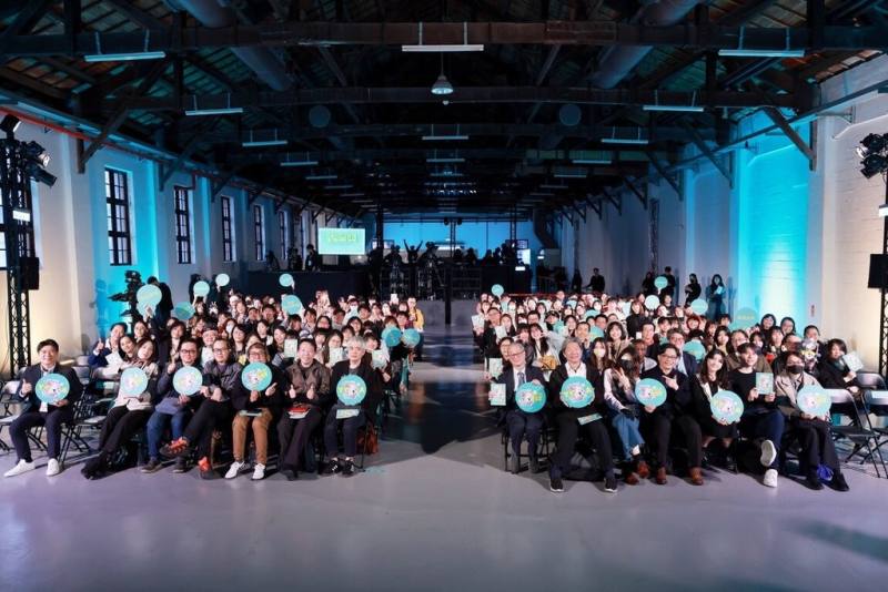 首屆青漫獎20日在台北松山文創園區頒獎，文化部長李遠（前右7）出席表示，2027年文化部將辦理國際漫畫大展，慶祝10年有成的「新台漫時代」來臨。（文化部提供）