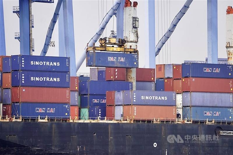 受惠AI需求強勁，經濟部統計，2025年全年外銷接單達7437.3億美元，創下新高，年增26%。（中央社檔案照片）