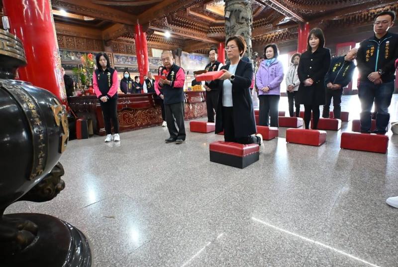 彰化縣長王惠美（前）21日前往芳苑普天宮請示媽祖，以5聖筊擇定6月7日舉辦2026國際海牛文化節。（彰化縣政府提供）