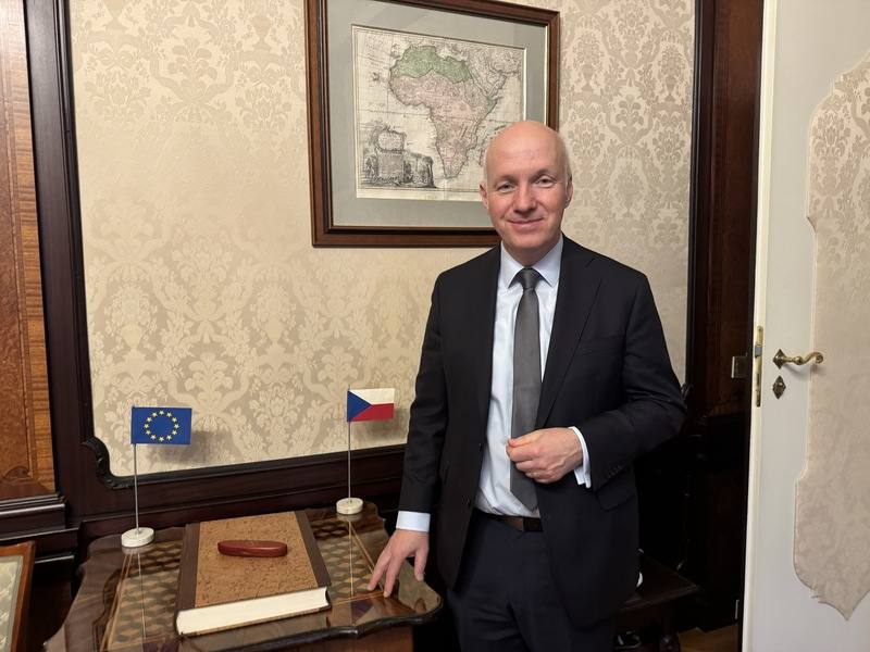 捷克新政府上台後，捷中關係動向備受關注。捷克參議院外交委員會主席費雪（Pavel Fischer）表示，捷克與中國的關係必須建立在尊重捷克的安全與國防利益上，並確保對隱私、法治與人權的保障，因爲這些原則經常遭到忽視