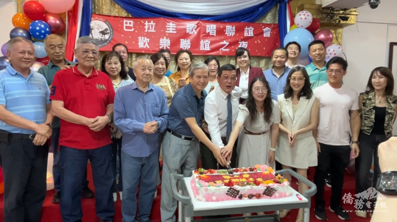 羅滿志(中)為一月生日的壽星準備蛋糕慶生