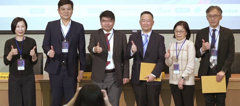 消基會20日舉辦電信消費論壇，與3大電信業者針對「4G、5G用戶消長、市場區隔與消費權益」主題探討。（左至右為台灣大哥大個人用戶事業群副總經理陳麗郁、消基會資通訊委員會召集人戴偉峻、消基會董事長鄧惟中、數位發展部資源管理司副司長陳玟良、中華電信個人家庭分公司副總經理柯素秋、遠傳電信資深副總經理趙憶南）