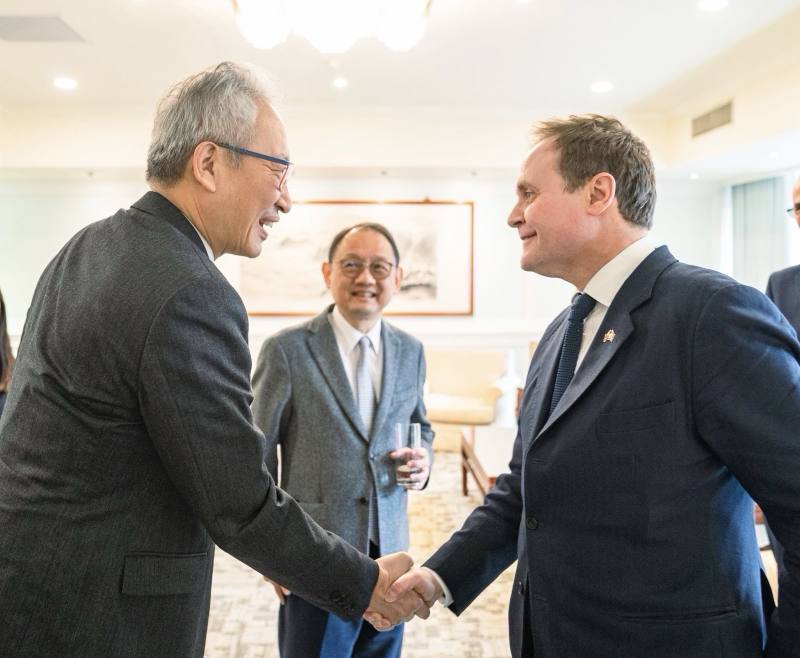 外交部政務次長吳志中（左）歡迎英國前內政副大臣杜耿涵（Tom Tugendhat，右）下議員。