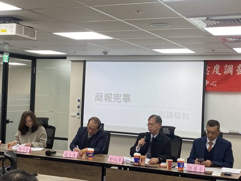 國立中正大學犯罪研究中心21日舉行「民眾對警察維護治安工作滿意度調查發表會」，學者針對隨機攻擊案提出建議，應關注社會安全網無法覆蓋的孤狼族群，並建議輔導被汰除的軍士官兵適應社會