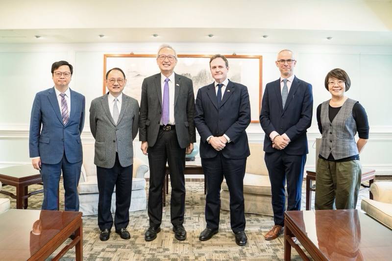 外交部政務次長吳志中（左三）與午宴貴賓合影。