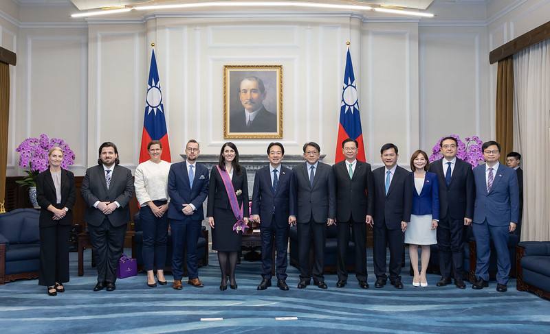 總統與捷克前眾議長艾達莫娃及其在場觀禮者合影