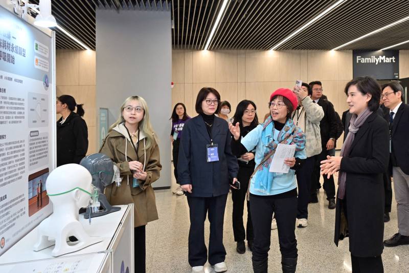 鄭副院長參觀淨零沙盒實驗計畫重點成果