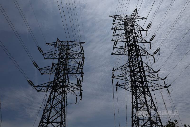 台灣綜合研究院21日公布2025年12月電力景氣燈號，由於半導體景氣「勢不可擋」，該產業用電成長率回升至雙位數，拉動整體產業用電表現，電力景氣燈號連續9個月呈現熱絡紅燈。（中央社檔案照片）