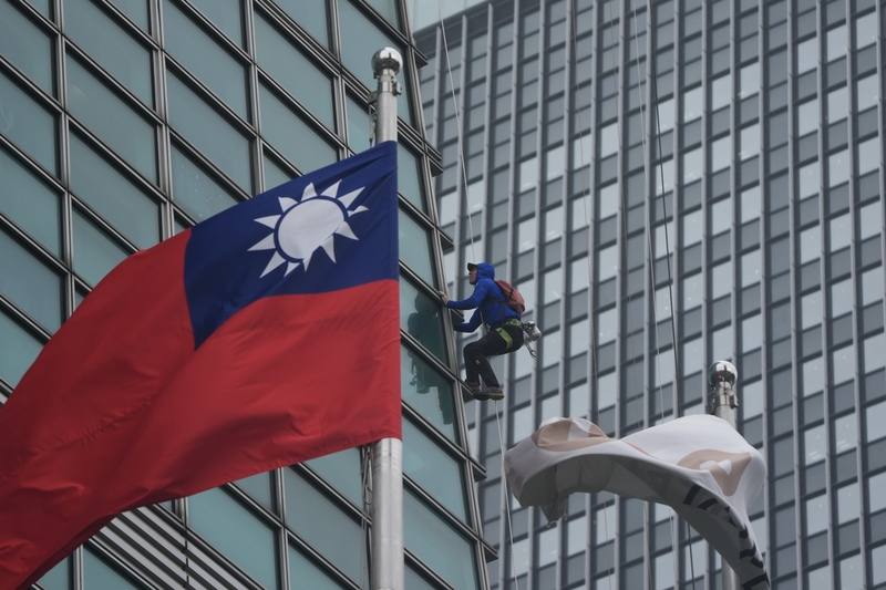 美國自由攀岩好手霍諾德（Alex Honnold）將於台灣時間24日挑戰徒手攀登台北101，霍諾德21日上午在101大樓外牆進行雨天試爬