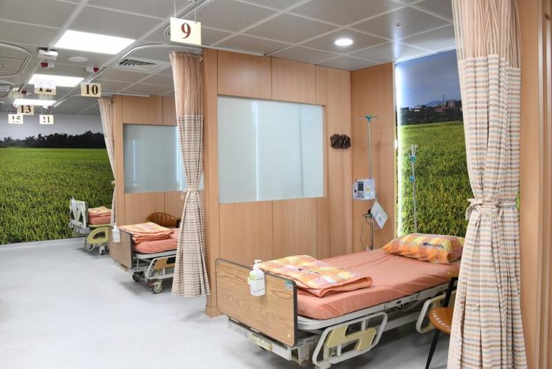 大林慈濟醫院近日完成化療室改造，融入四季自然美景，讓癌友接受治療時，也能放鬆心情。（大林慈濟醫院提供）