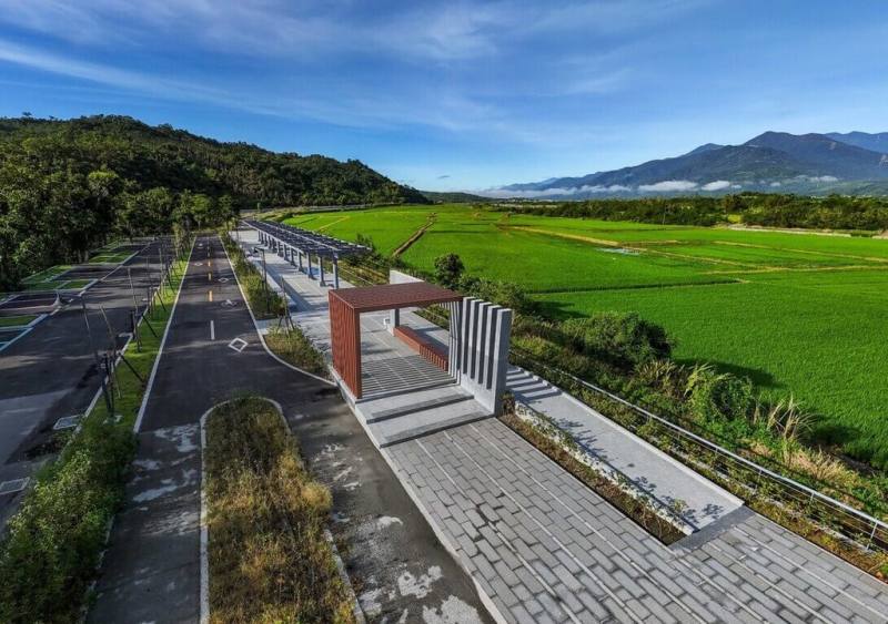 推動淨零排放政策及電動車普及，觀光署縱管處針對觀光遊憩據點的交通運輸節點，建立具示範性的公共收費充電樁，先選定安通鐵馬驛站（圖）等處設置。（觀光署花東縱谷國家風景區管理處提供）