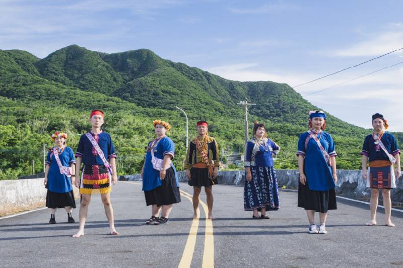 滿州沒有三點水青年共識團隊成員穿著自己製作的族服合影