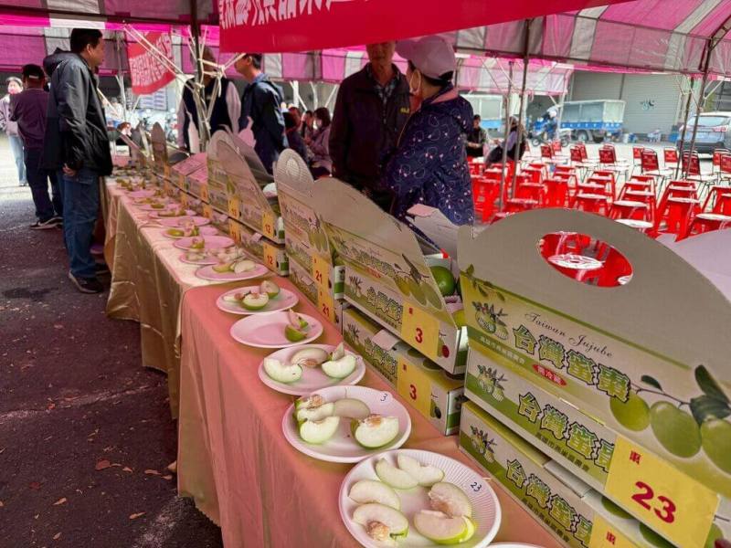 高雄市燕巢區農會21日辦理「番石榴及蜜棗品質評鑑競賽」，吸引許多優秀農友參賽，展現燕巢的果品實力。（高雄市農業局提供）