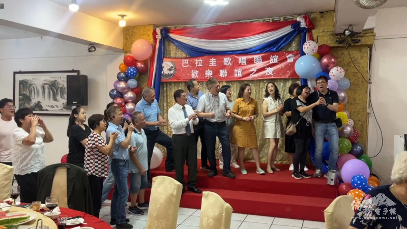 現場僑胞、歌友們一同獻唱 場面熱鬧溫馨