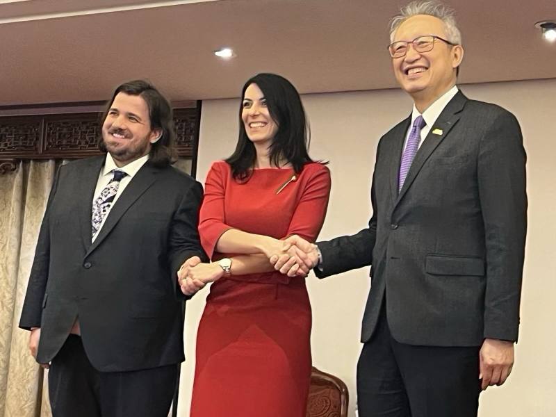 外交部政務次長吳志中（右）與捷克前眾議院議長艾達莫娃（Markéta Pekarová Adamová，中）及「歐洲價值安全政策中心」（EVC）在台辦事處主任葉皓勤（Marcin Mateusz Jerzewski，左）合影