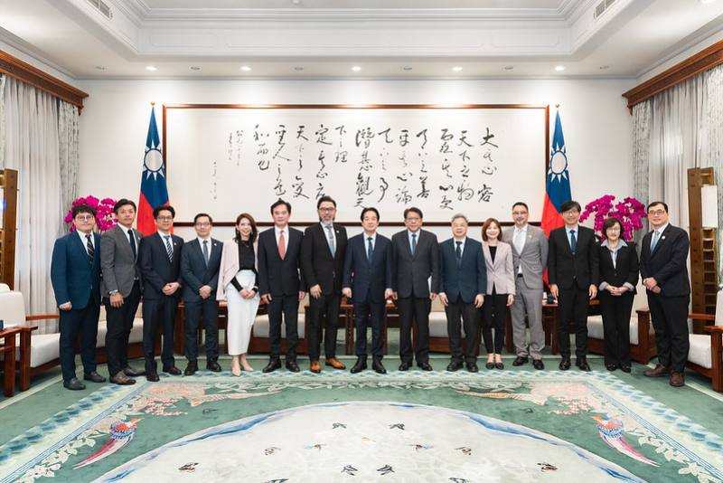 總統與「台灣工具機暨零組件工業同業公會」合影