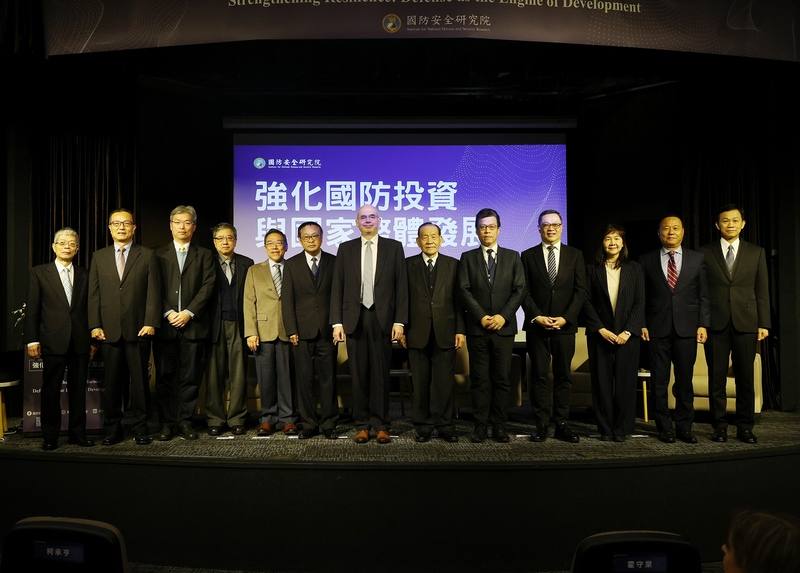 國防院22日舉辦「強化國防投資與國家整體發展」講座，國防安全研究院執行長柯承亨（左6）、美國在台協會（AIT）處⻑谷立言（中）、董事長霍守業（右6）、理事長黃重諺（右5）、外交部次長陳明祺（右4）、等人21日上午一起出席座談會