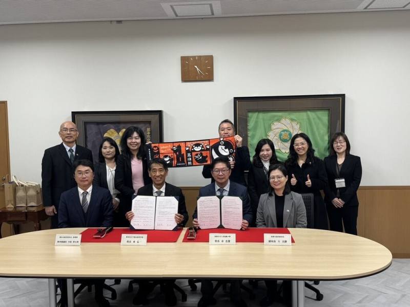 高雄市政府教育局受邀參加日本「熊本教育週」活動，見證高雄市立仁武高中與熊本市立千原台高等學校締結姊妹校，再寫台日教育合作新頁。（教育局提供）