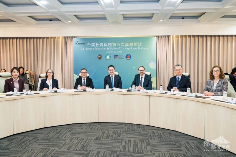 外交部1月22日在臺北舉行「台美教育倡議」第五次高層對話，僑務委員會副委員長李姸慧（左）受邀出席見證近年華語與英語教育等雙向交流成果