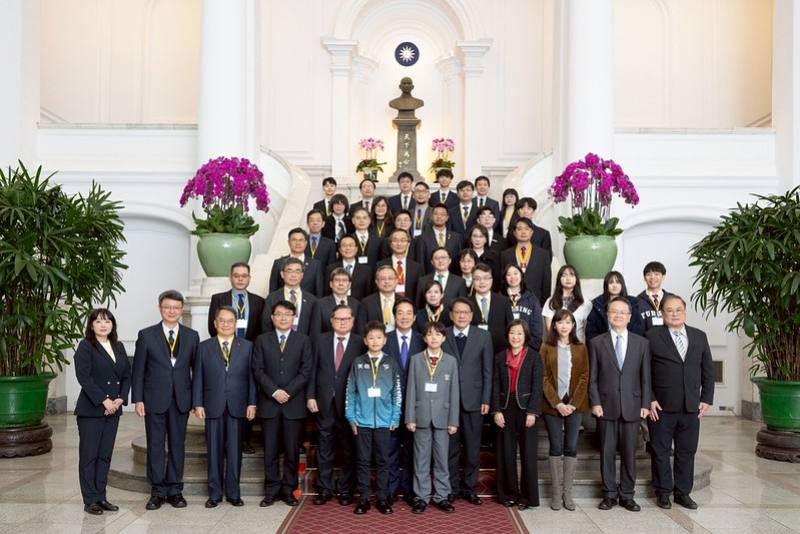 總統與「2025第二十一屆國際傑出發明家獎」得獎人合影