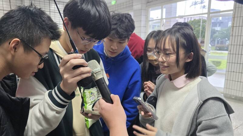 宜蘭高中雙語實驗班學生在台灣數位外交協會等單位協助下，成功克服地磁擾動，21日透過無線電技術與遠在8000公里外、位於北極圈內挪威瓦爾德高中生進行一場無網路的對話