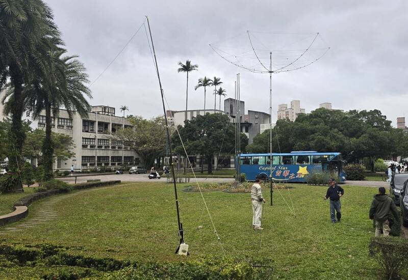 為讓宜蘭高中學生與遠在8000公里外的挪威瓦爾德高中生能透過無線電對話，中華民國業餘無線電促進會人員21日協助在校內草坪架設天線，成功促成這場無網路交流