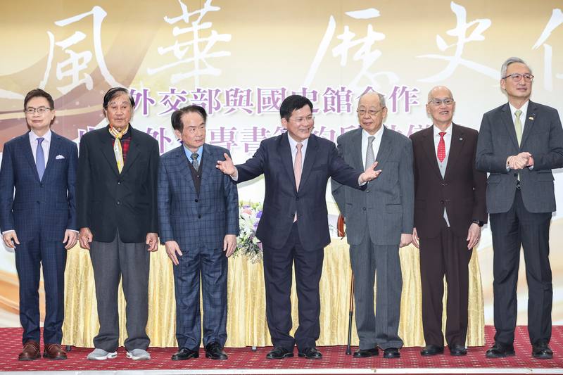 外交部與國史館合作出版外交史料專書，21日下午舉行簽約啟動儀式，外交部長林佳龍（中）、國史館長陳儀深（左3）、前外交部長錢復（右3）、李大維（右2）、陳唐山（左2）、黃志芳（左）及外交部次長吳志中（右）出席與會