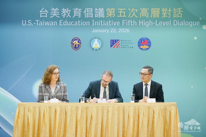 美國國務院亞太局區域安全政策及公眾外交副助卿孔如璞(Robert T. Koepcke)（中）簽署國務院致「美國各州教育主管委員會」(CCSSO)函，外交部政務次長陳明祺（右）及AIT台北辦事處副處長梁凱雯（左）上臺見證