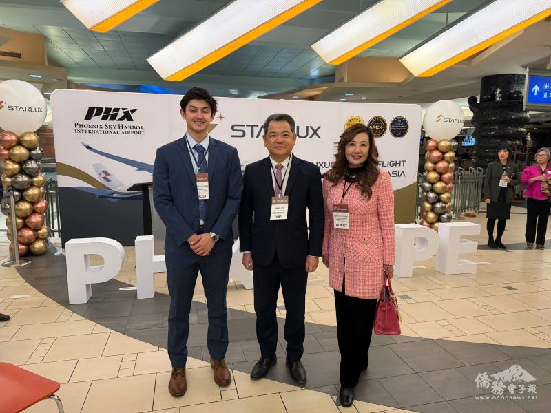 星宇航空直飛臺北與鳳凰城首航典禮 ，協會理事長暨僑務委員張聖儀(右) 、
駐洛杉磯辦事處處長紀欽耀(中)