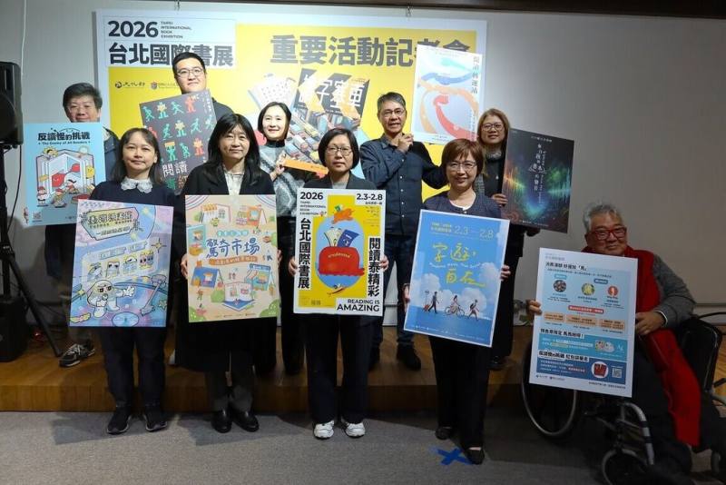 2026台北國際書展2月3日將登場，台北書展基金會21日舉辦重要活動記者會，邀請各館策展人介紹各書區及主題館策展理念。前左3為文化部人文及出版司長楊婷媜、前右為台北書展基金會董事長郝明義。（台北書展基金會提供）
