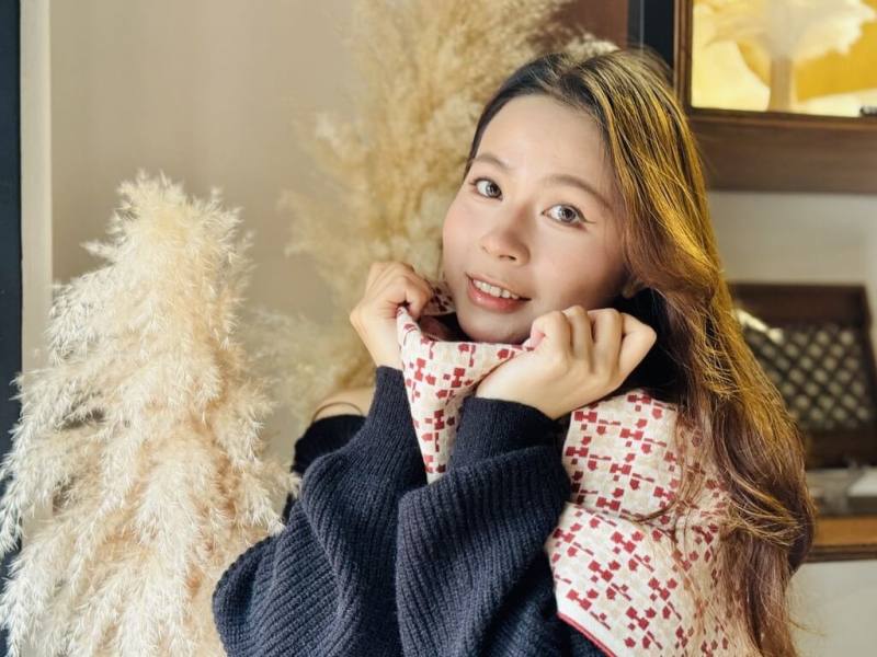 新北市立淡水古蹟博物館文化商店「滬尾公行」21日開幕，館方特別攜手實踐大學設計學院推出限量品牌圍巾，採雙面異色織法，兼具實用與設計感。（淡水古蹟博物館提供）