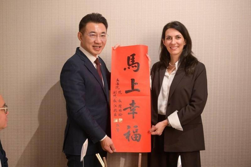 立法院副院長江啟臣（左）今天邀請捷克前眾議長艾達莫娃（右）參訪台中，江啟臣表示，立法院將持續與捷克跨黨派友人深化交流合作，攜手拓展產業夥伴關係、強化交通連結，共同守護民主價值與區域和平。 （立法院提供）