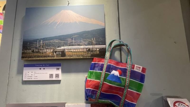 日本靜岡「富士山百景」攝影展即日起在大稻埕展出，為響應展覽，大稻埕店家也特別推出富士山聯名商品。（大稻埕創意街區發展協會提供）