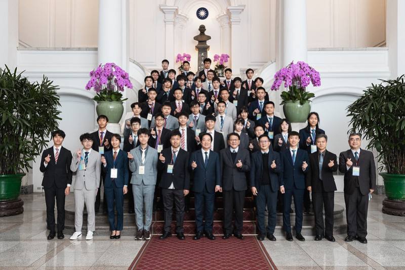 總統與「2025年國際數理學科奧林匹亞競賽代表團」合影