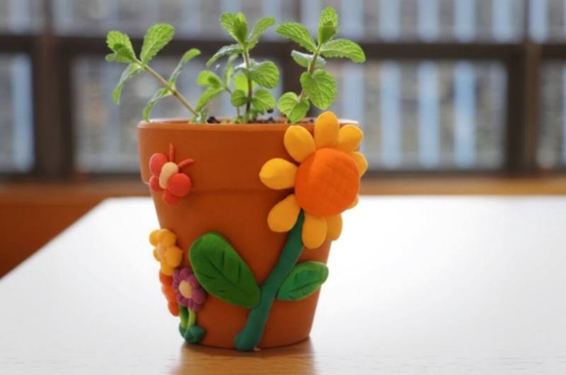 新北市立十三行博物館為自閉症家庭設計的「早安博物館」服務升級，從每月一次擴大為每週日舉行，同時首創「十三樂音香草療癒所」提供音樂引導與香草手作課程。圖為館方帶領親子製作四季香草花盆。（十三行博物館提供）