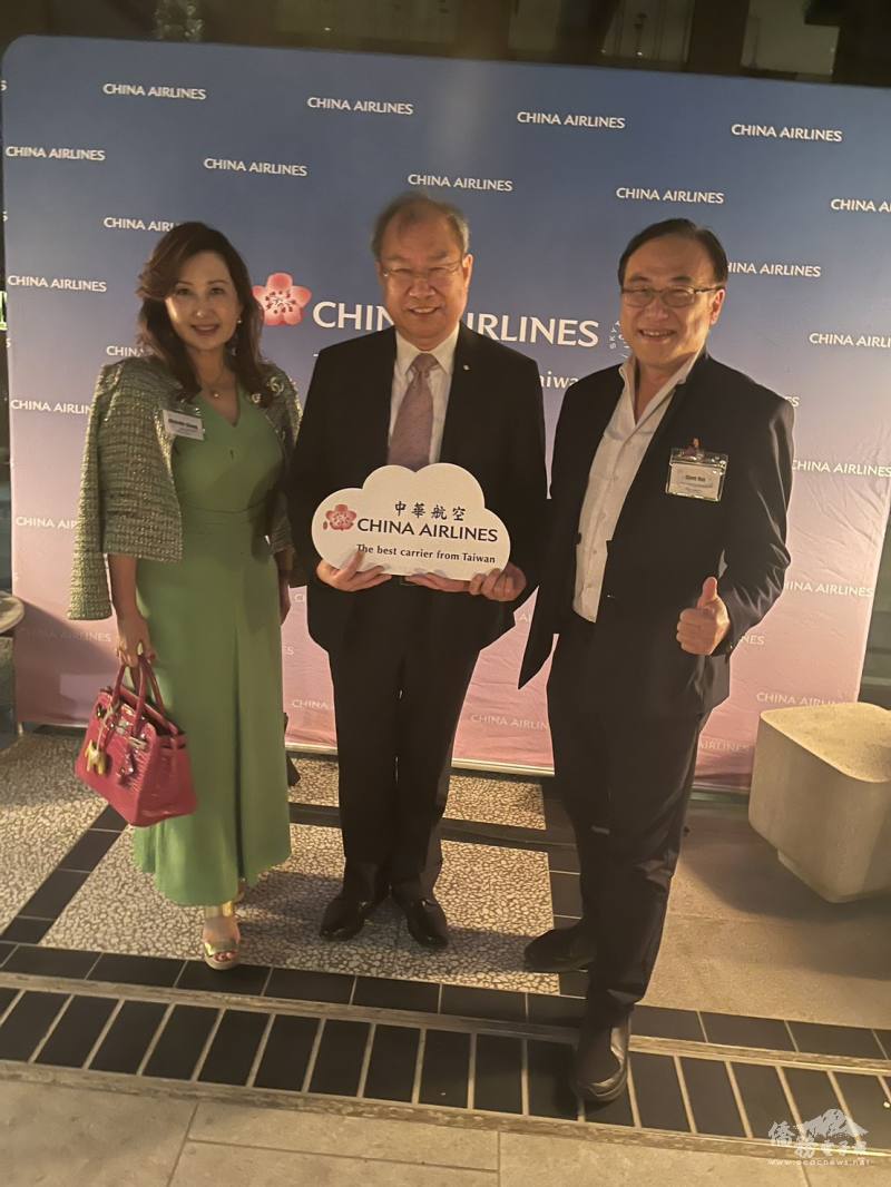 中華航空直飛臺北與鳳凰城首航典禮，協會理事長暨僑務委員張聖儀(左) 、
中華航空董事長高星潢 (中)、美國亞利桑那州政府駐台灣貿易暨投資辦事處處長徐竹先(右)